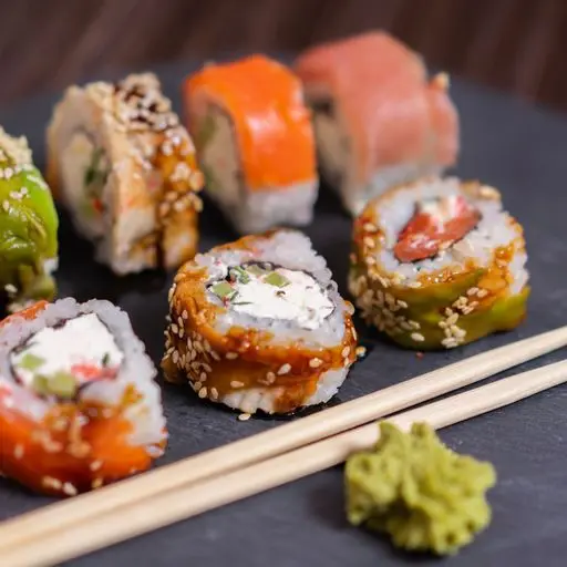 Serviervorschlag für Menü 5 - Lachs Small Box (13 stück)