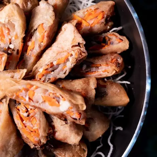 Serviervorschlag für Mini-Frühlingsrollen (10 Stück, vegetarisch)