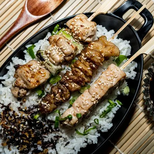 Serviervorschlag für Yakitori Hühnchen Bowls