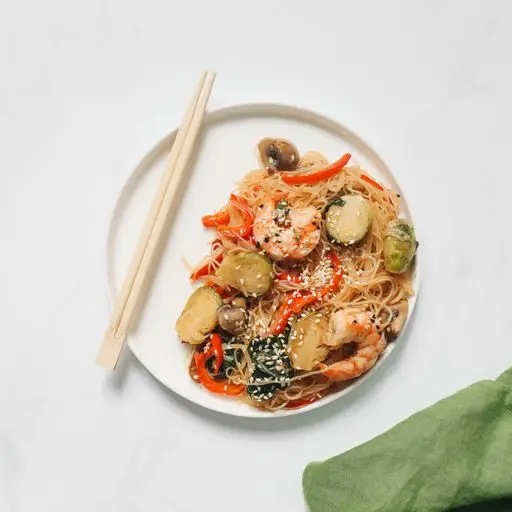 Serviervorschlag für Garnelen mit Gemüse (Chop Suey)