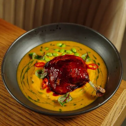Serviervorschlag für Knuspriges Entenfleisch mit Curry (leicht scharf)