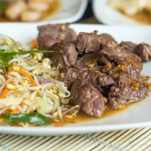 Serviervorschlag für Rindfleisch Schwarzbohnen und Gemüse (leicht scharf)