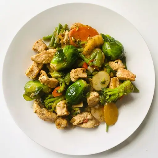 Serviervorschlag für Hühnerfleisch mit Gemüse (Chop Suey)