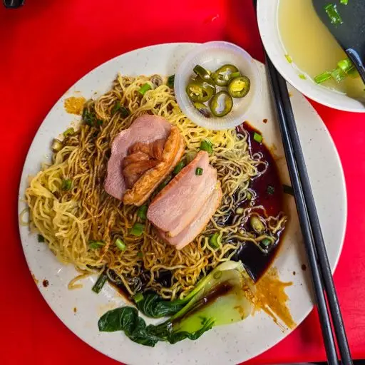 Serviervorschlag für 153. Gebratene Udon-Nudeln mit gebratener Ente, Gemüse, Röstzwiebeln, Sesam, Sojasprossen